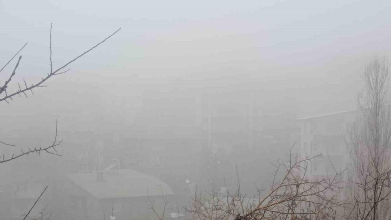 Hakkari’de karla karışık yağmur ve sis etkili oluyor