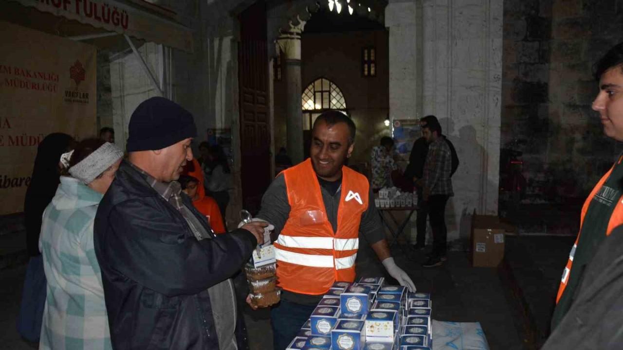 Mersin’de kandilde 15 bin simit dağıtıldı