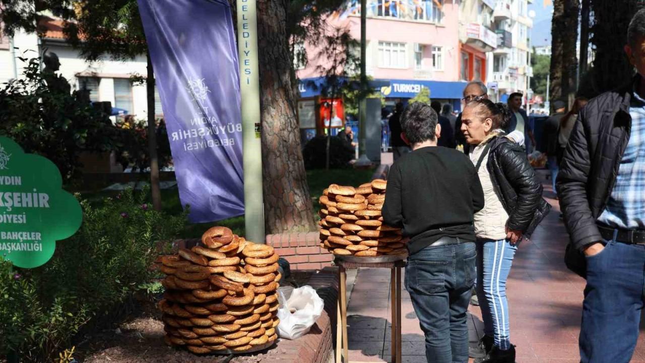 Mitingin kazananı simitçiler oldu