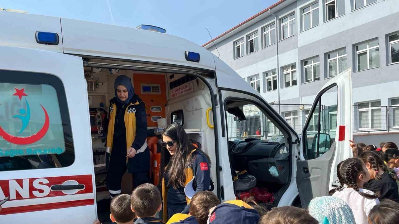 Öğrenciler ilk kez ambulansı inceledi