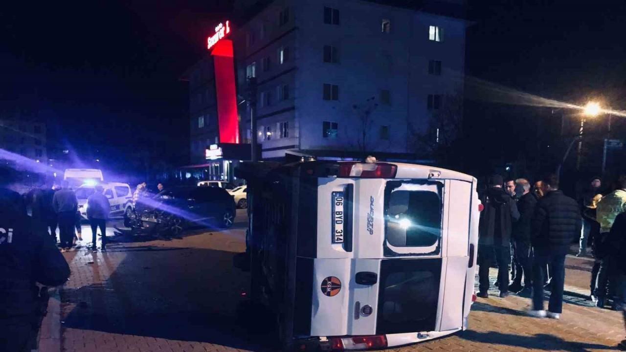 Otomobil ile çarpışan minibüs devrildi: 2 yaralı