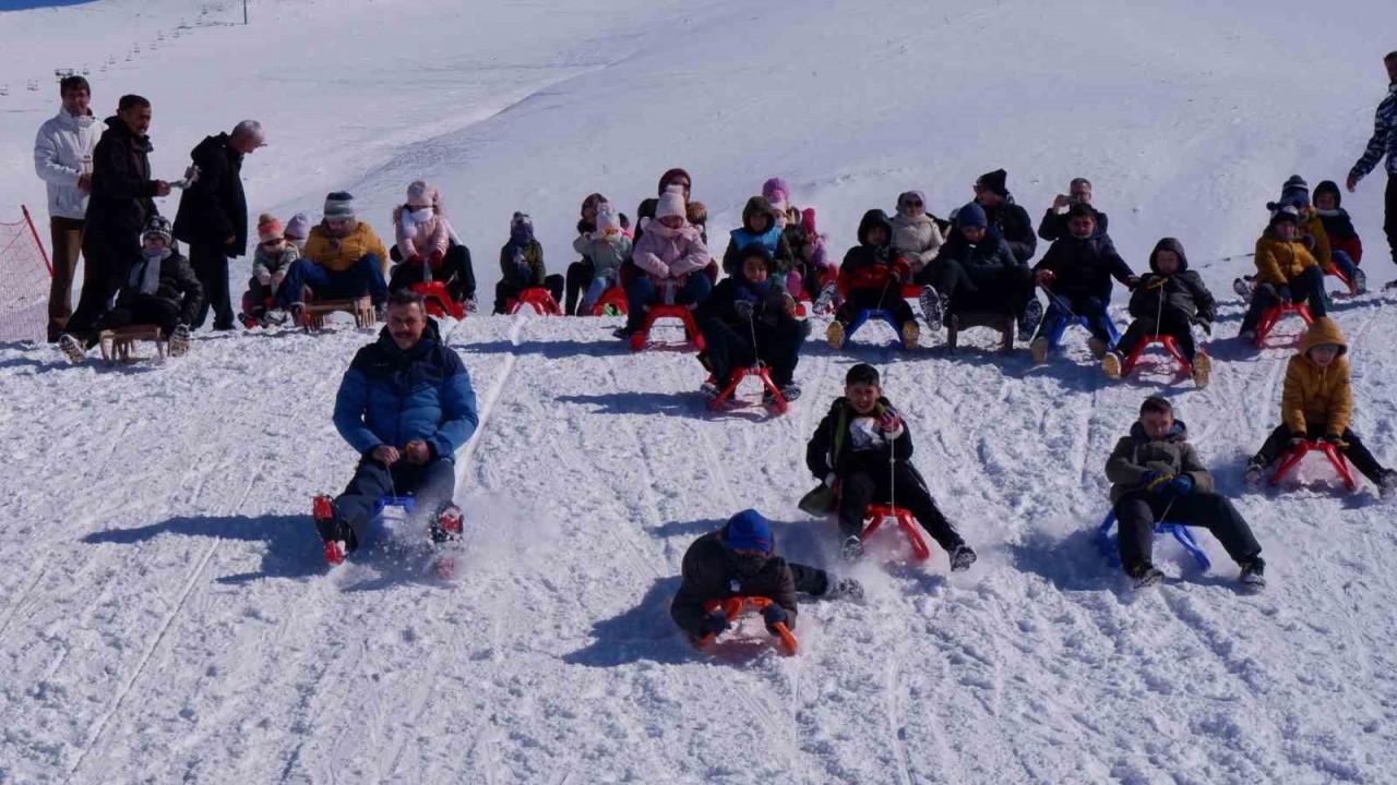 Vali  çocuklarla kızak kaydı, gençlerle kayak yaptı