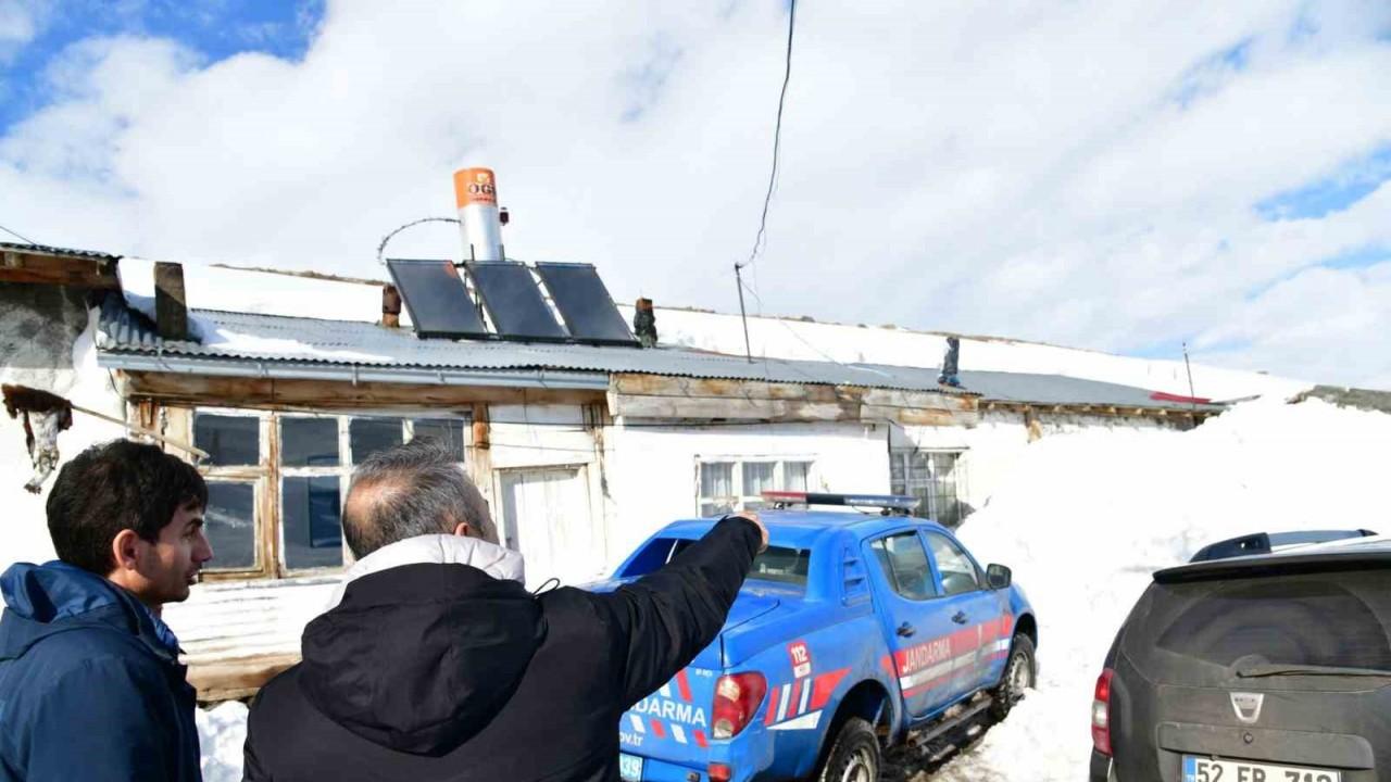 Yoğun kar yağışı tahribata neden oldu