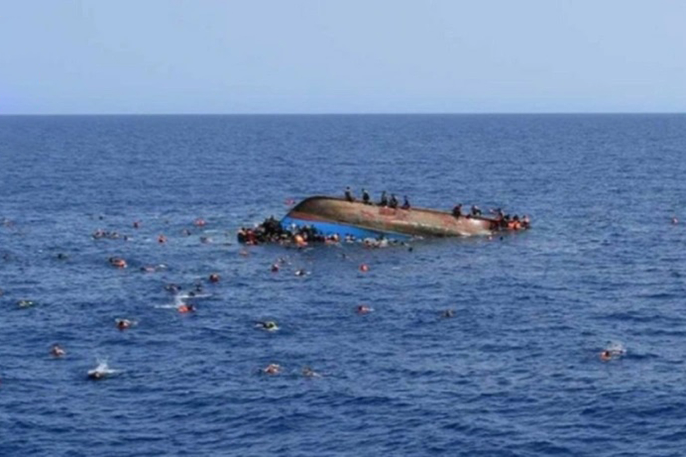 Akdeniz'de göçmen teknesi alabora oldu: 5 can kaybı