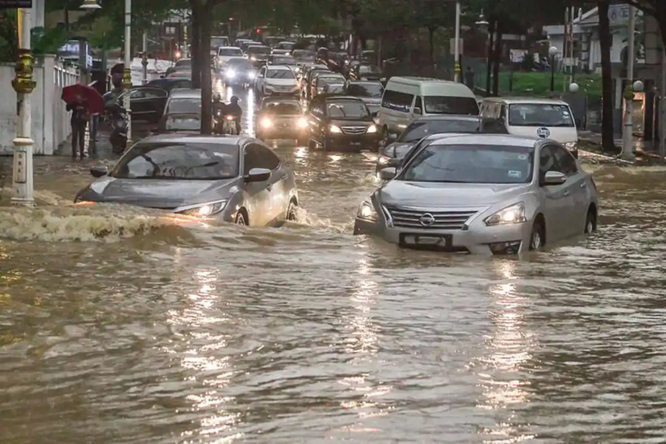 Antalya'da sel ve su baskını uyarısı: 5 ilçede eğitime ara verildi