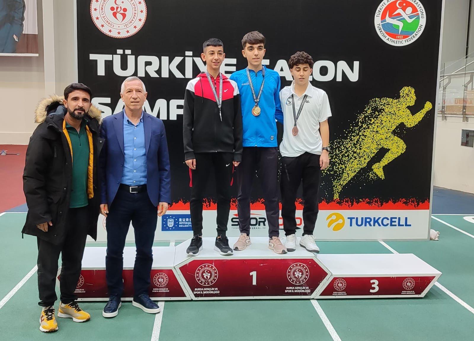 Aslan, U-16 Türkiye Salon Atletizm Şampiyonası'nda Altın Madalya Kazandı