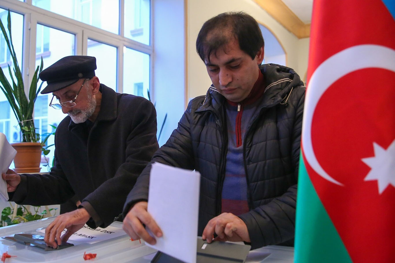 Azerbaycan'da halk cumhurbaşkanı seçimi için sandık başında