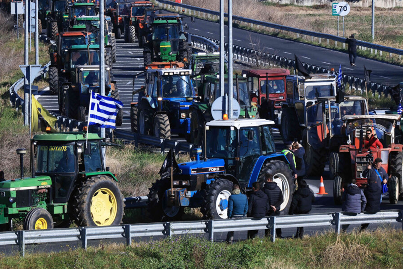 Çiftçiler Yunanistan'da traktörleriyle eylem yaptı