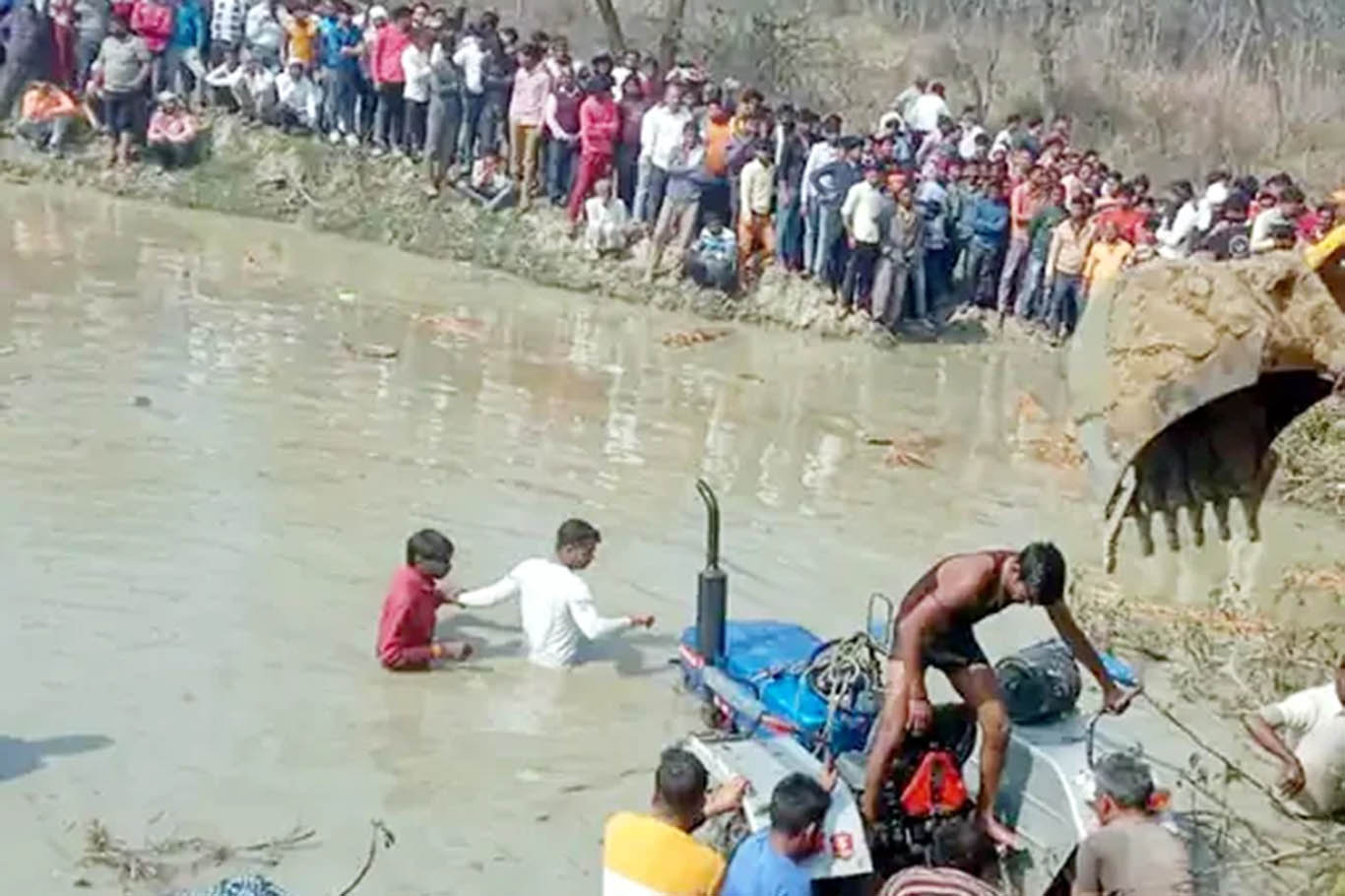 Hindistan'da traktör gölete devrildi: 8'i çocuk 15 kişi öldü