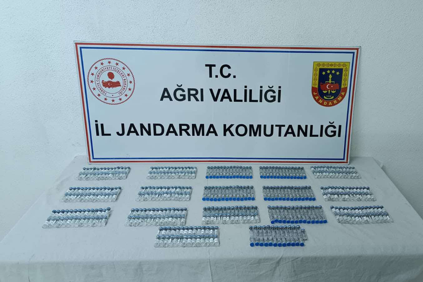 Jandarma tarafından yapılan yol kontrollerinde kaçak malzeme ele geçirildi