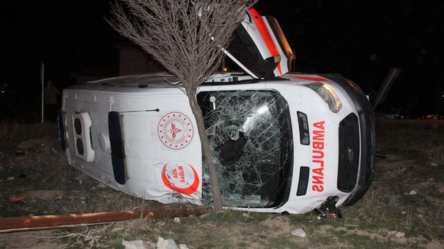 Otomobille çarpışan ambulans devrildi: 5 yaralı