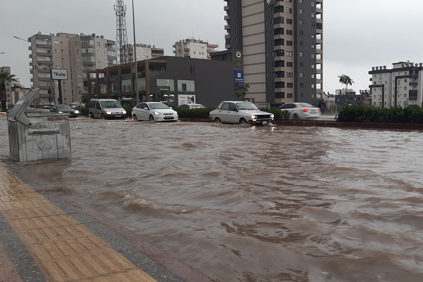 Sokak ve caddeler su altında kaldı