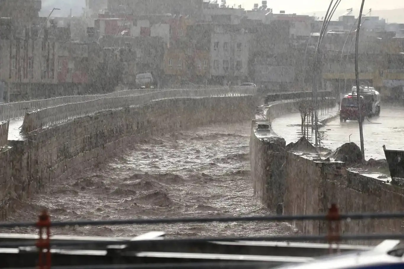 Şanlıurfa'da sel ve su baskını uyarısı: Eğitime ara verildi