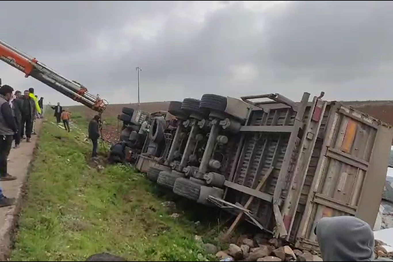 Suruç'ta kaza: Tır şarampole devrildi