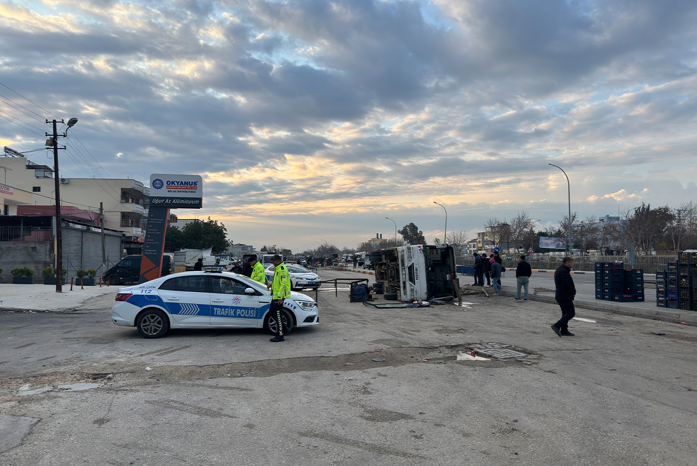 Tarım işçilerini taşıyan midibüs devrildi: 15 yaralı