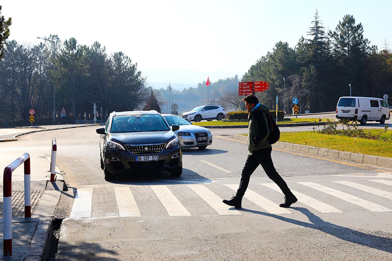 Üniversite kampüslerinde trafik kuralları yaya öncelikli eğitim