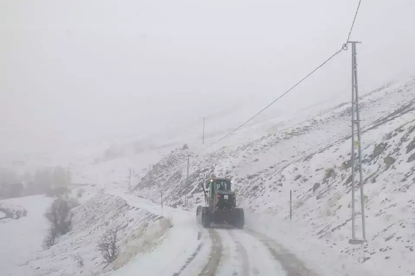 Van’da 199 yerleşim yerinin yolu ulaşıma kapandı