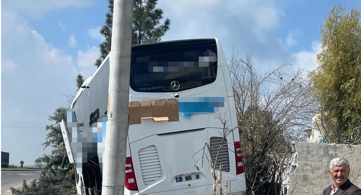 Mardin’de yolcu otobüsü bakın nereye girdi!