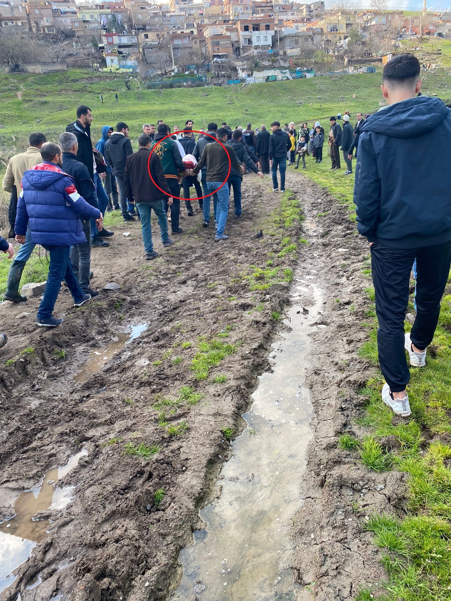 Balık tutarken Dicle Nehri'ne düştü!