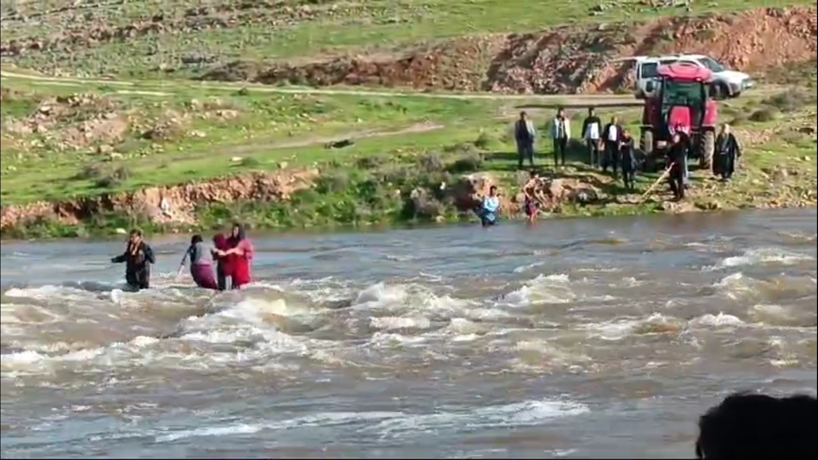 Dereyi geçmeye çalışırken akıntıya kapıldılar