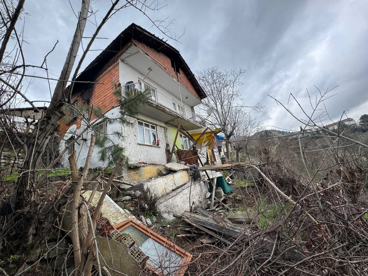 Balkonu çöken ev boşaltıldı