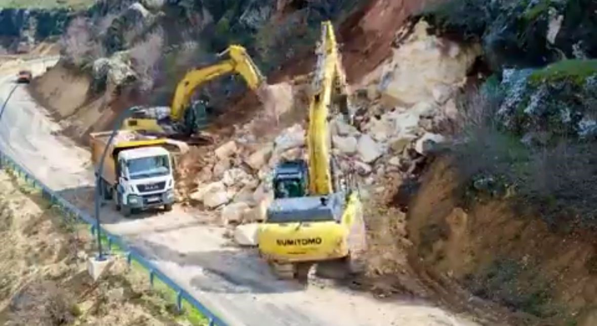 Eğil’de heyelan sonucu ulaşıma kapanan yol açıldı