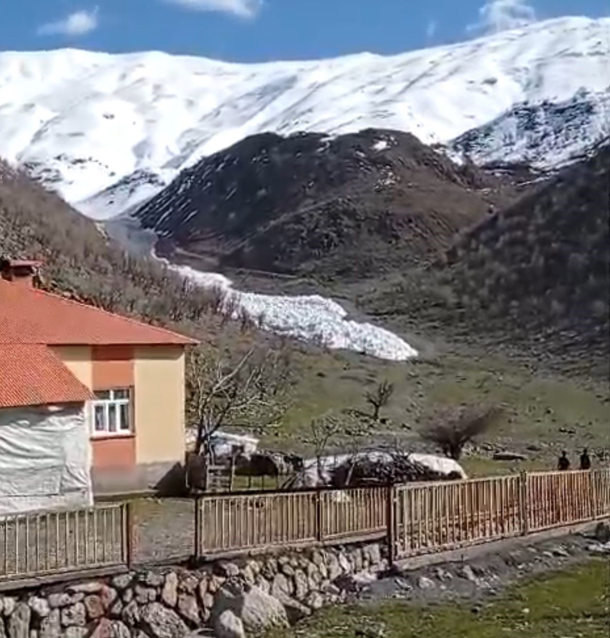 sıcak hava çığ düşmesine neden oldu