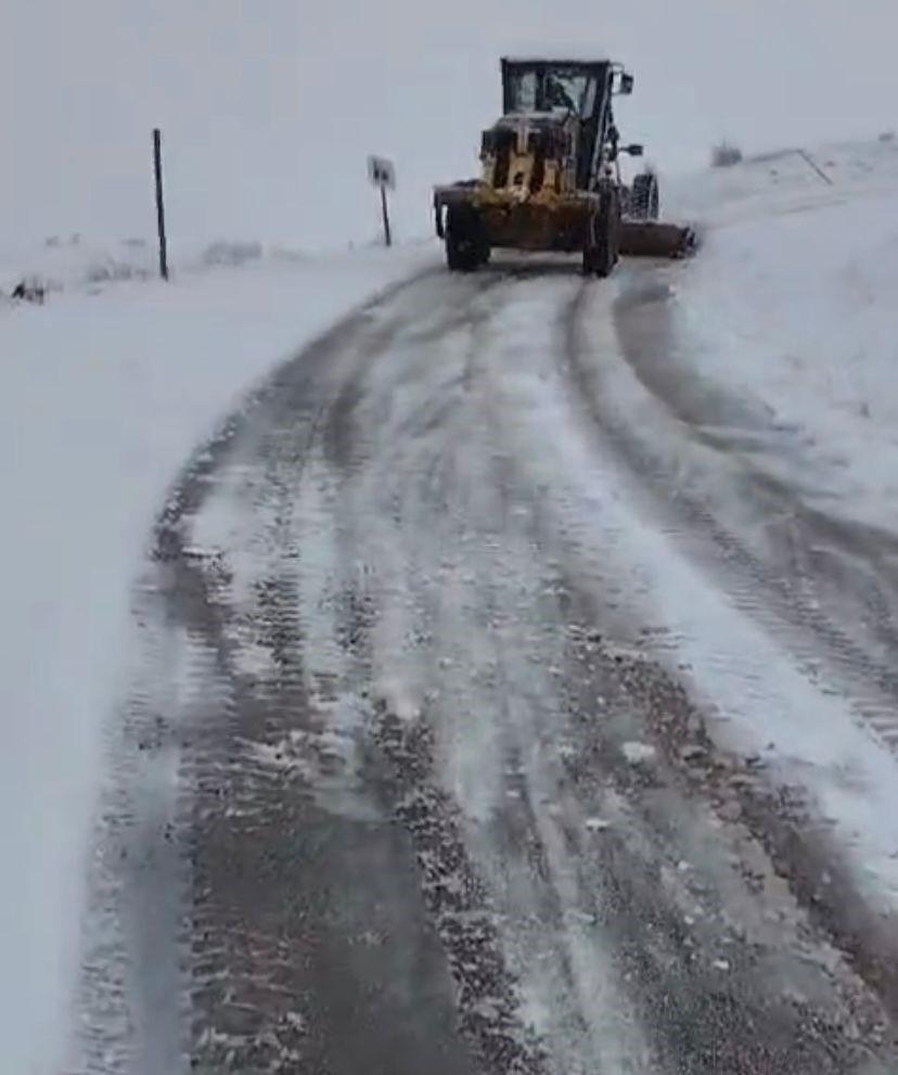 Elazığ’da kar yağışı nedeniyle 30 köy yolu ulaşıma kapandı