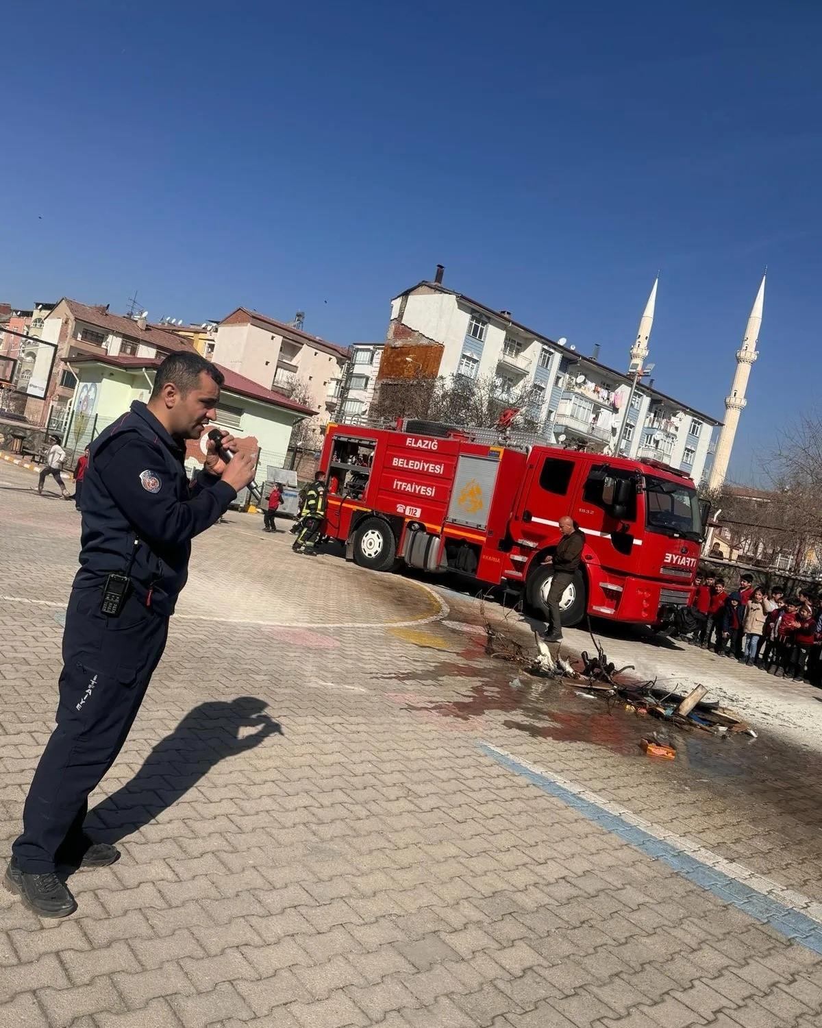 Elazığ’da minik öğrencilere itfaiye eğitimi