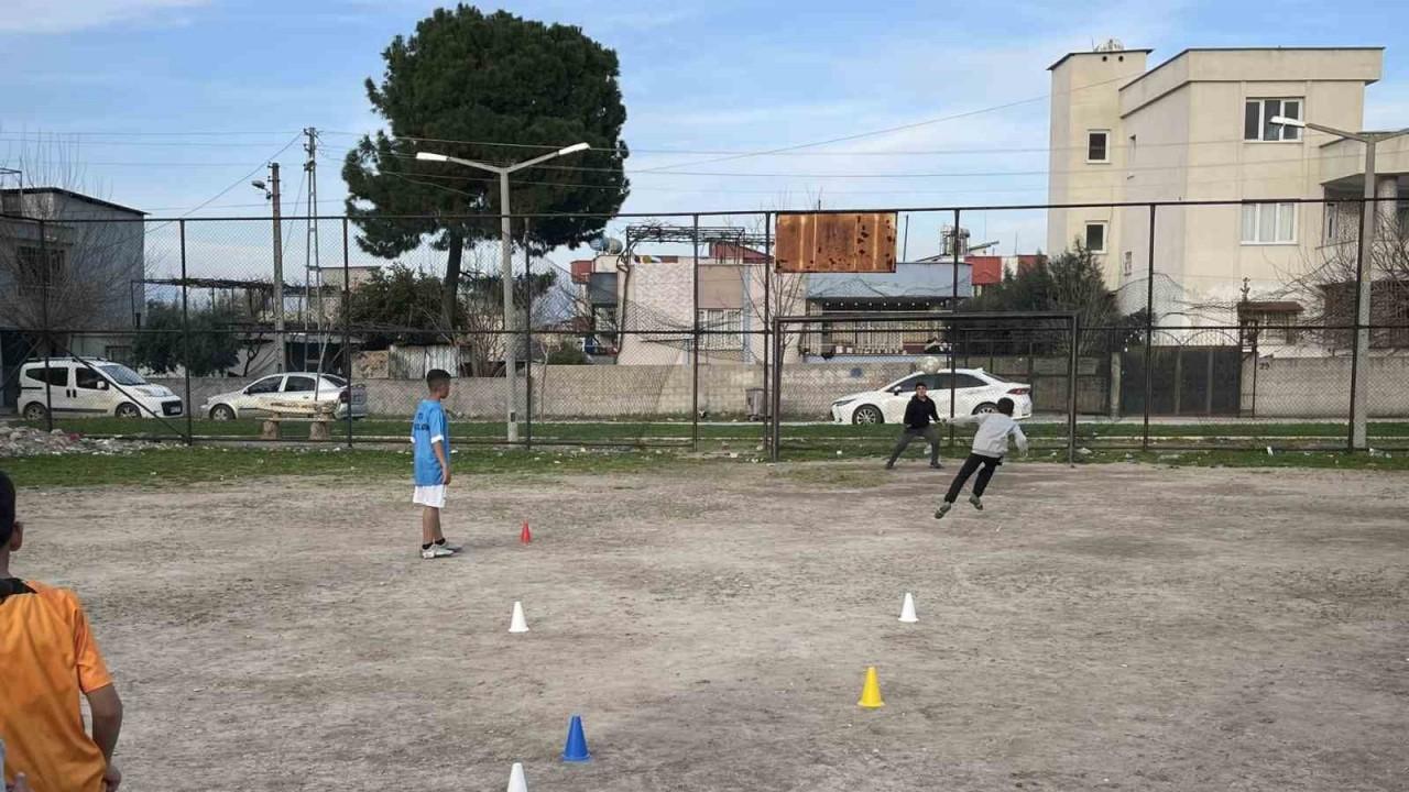 Futbol meraklısı depremzede çocuklar, toprak sahada tozu dumana katıyor