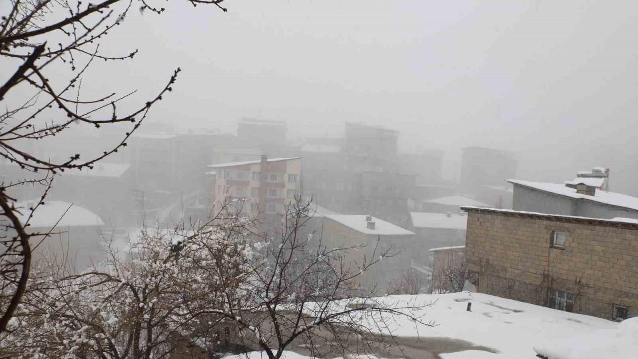 Hakkari’de 23 yerleşim yolu kapandı