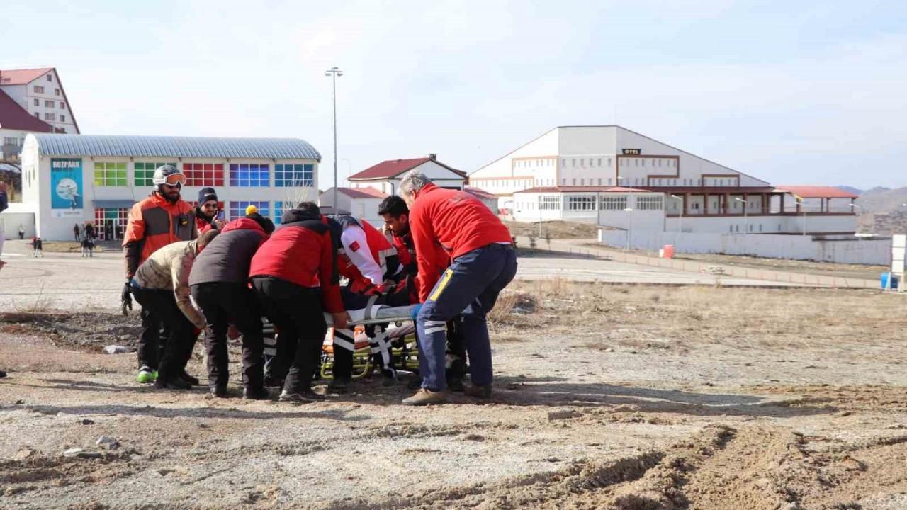 Kayak yaparken ayağı kırıldı, imdadına ambulans helikopter yetişti