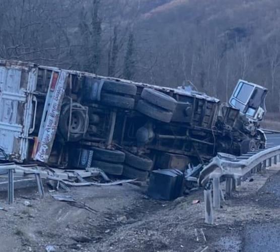 Kontrolden çıkan kamyon orta refüje devrildi