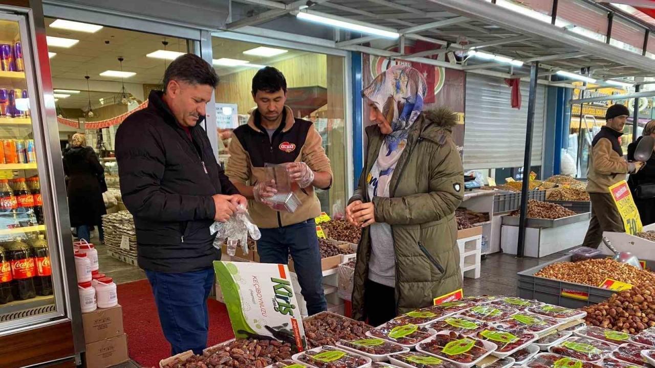 Hurma tezgahlarda yerini aldı