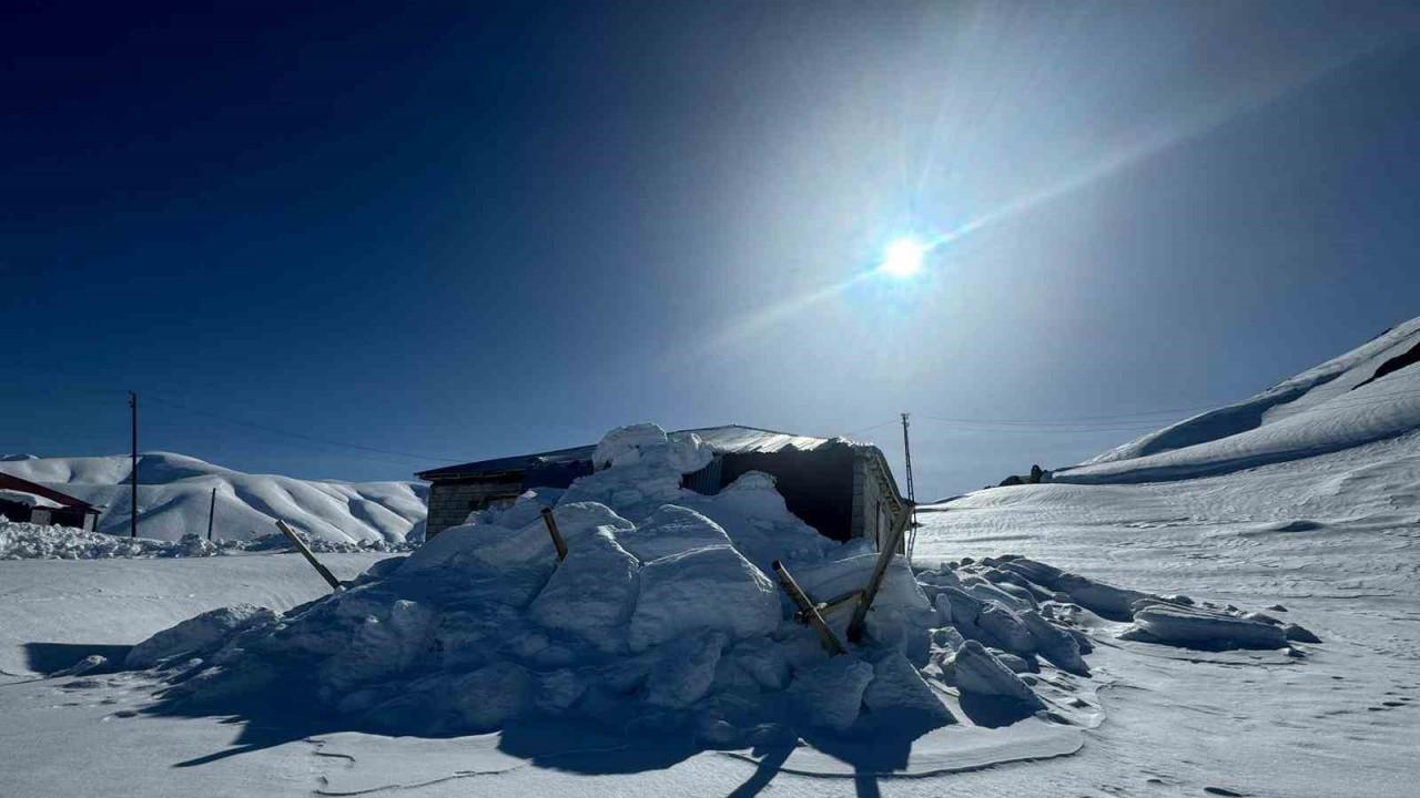 Çatılar kara dayanamadı