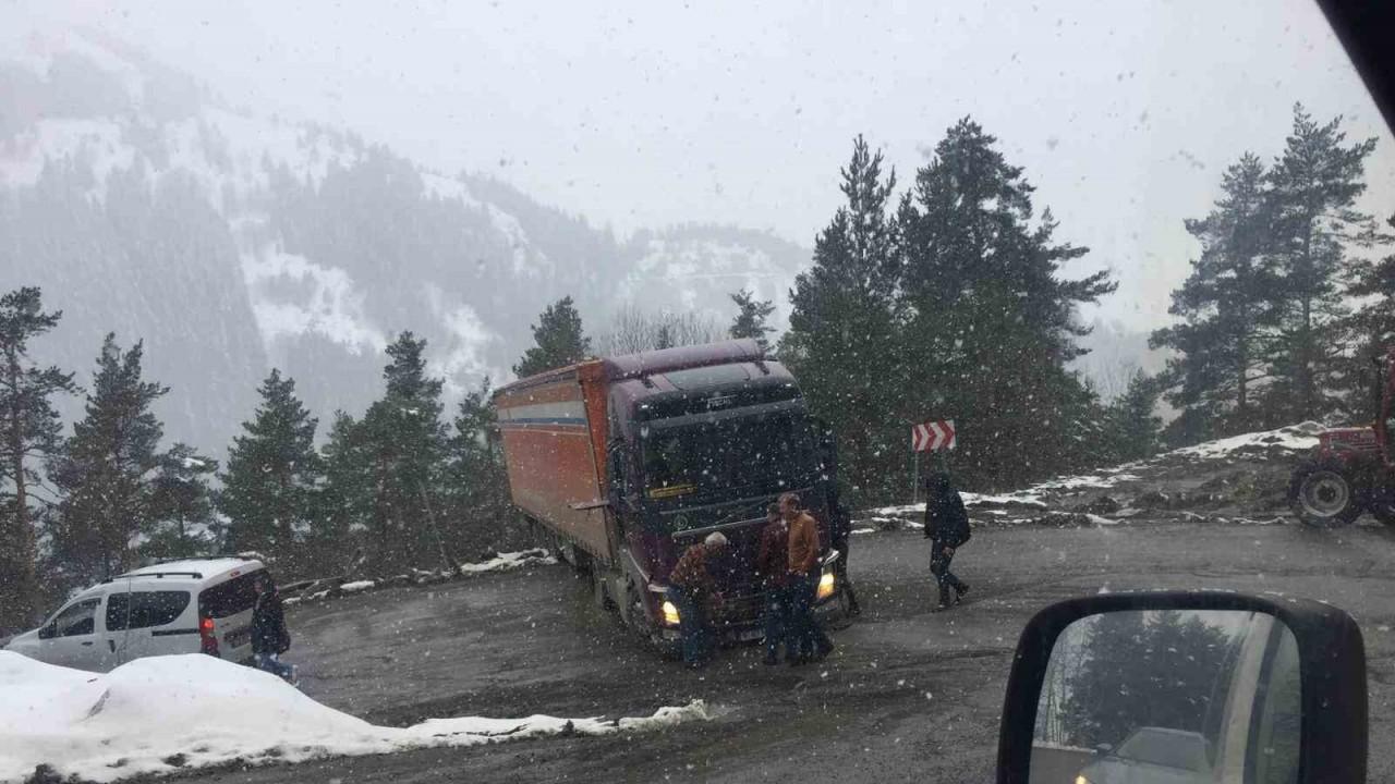 Tır virajı alamadı, yol ulaşıma kapandı