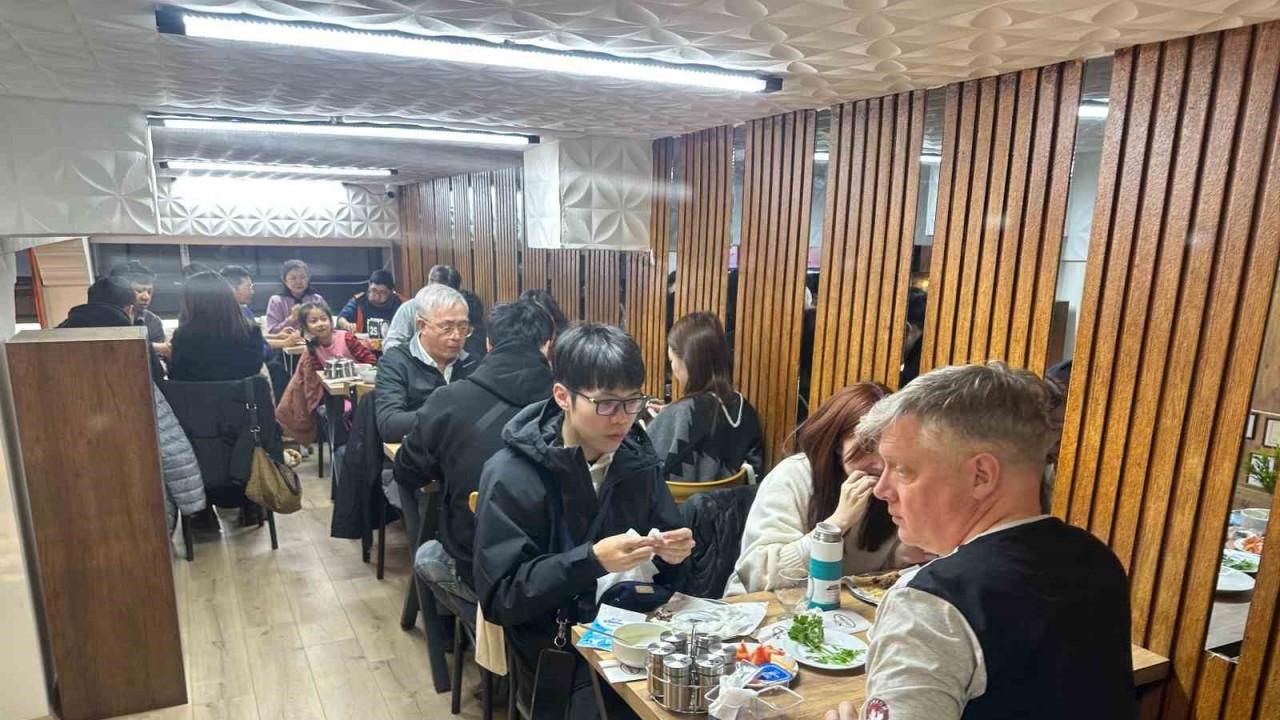 Uzak Doğudan gelip meşhur Denizli kebabının tadına baktılar