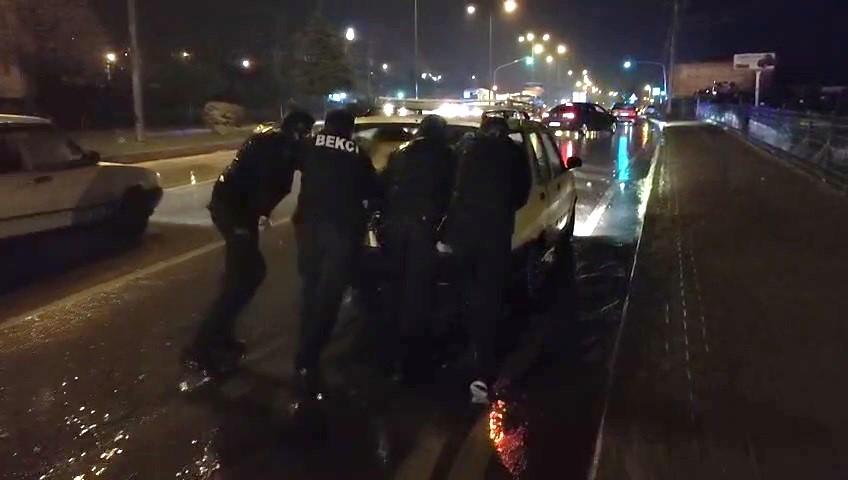 Yol ortasında kalan otomobili gece kartalları kenara çekti