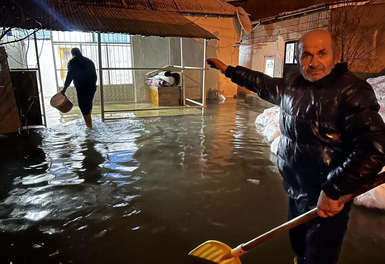 Evi sular altında kalan aile akrabalarına sığındı