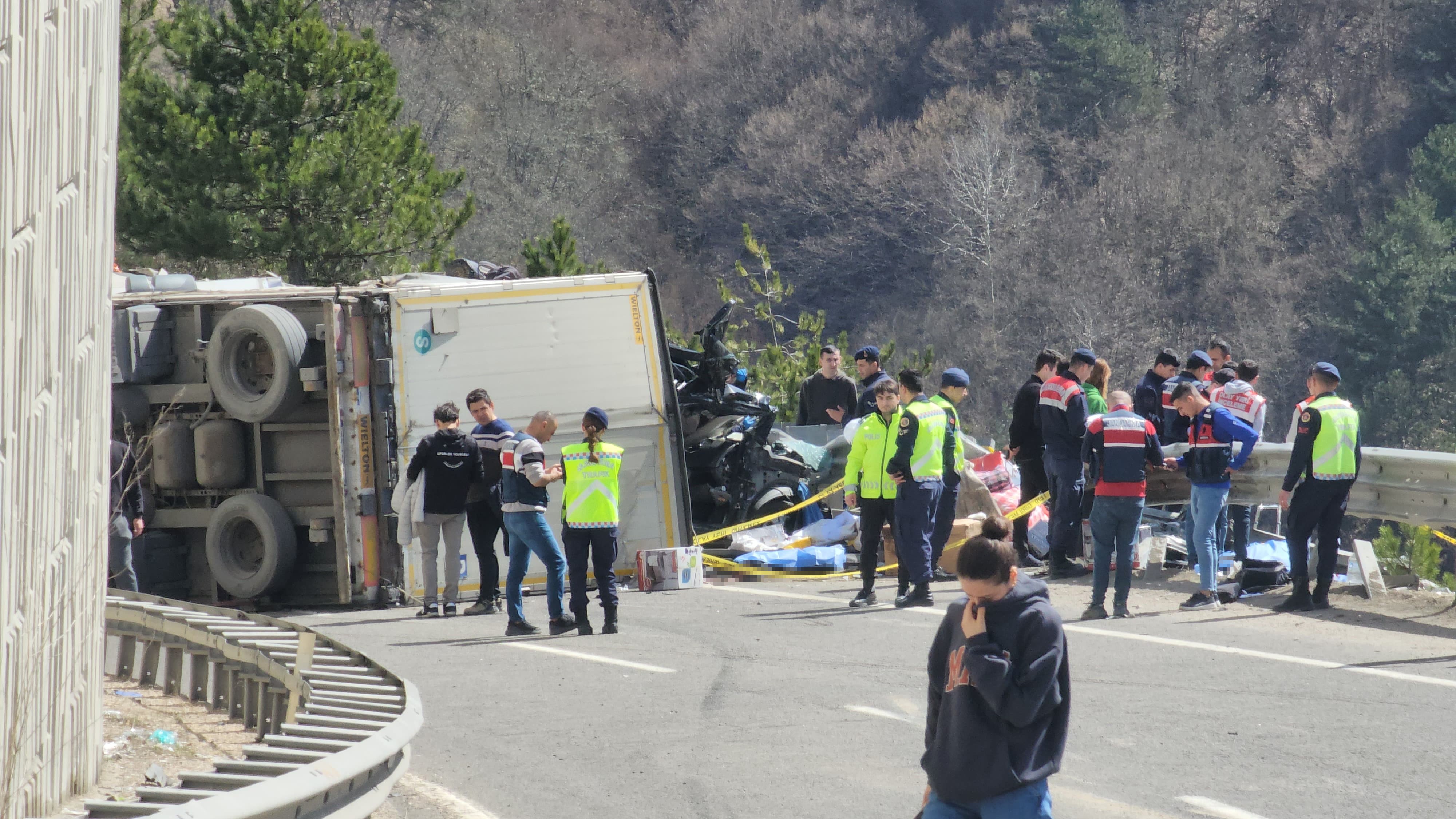 D100’de tır arızalanan aracın üzerine devrildi: 4 ölü, 2’si polis 3 yaralı