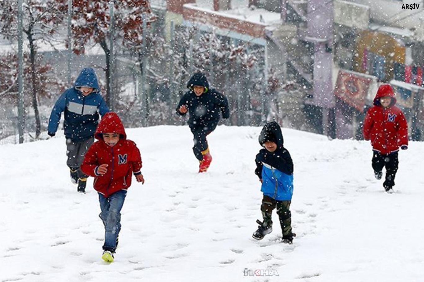 Bitlis'te eğitime kar engeli