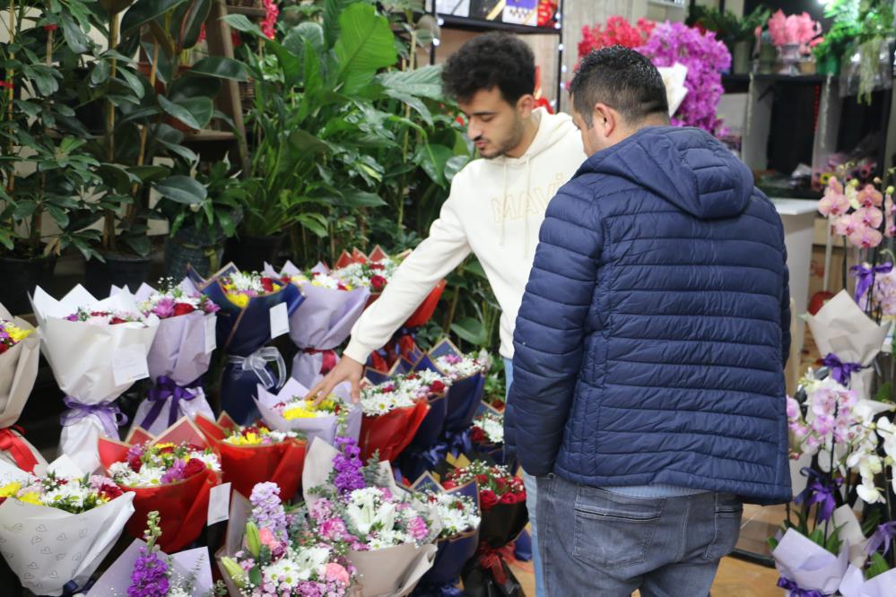 Diyarbakır'da 8 Mart Coşkusu: Kadınlar Günü İçin Çiçek Yoğunluğu!