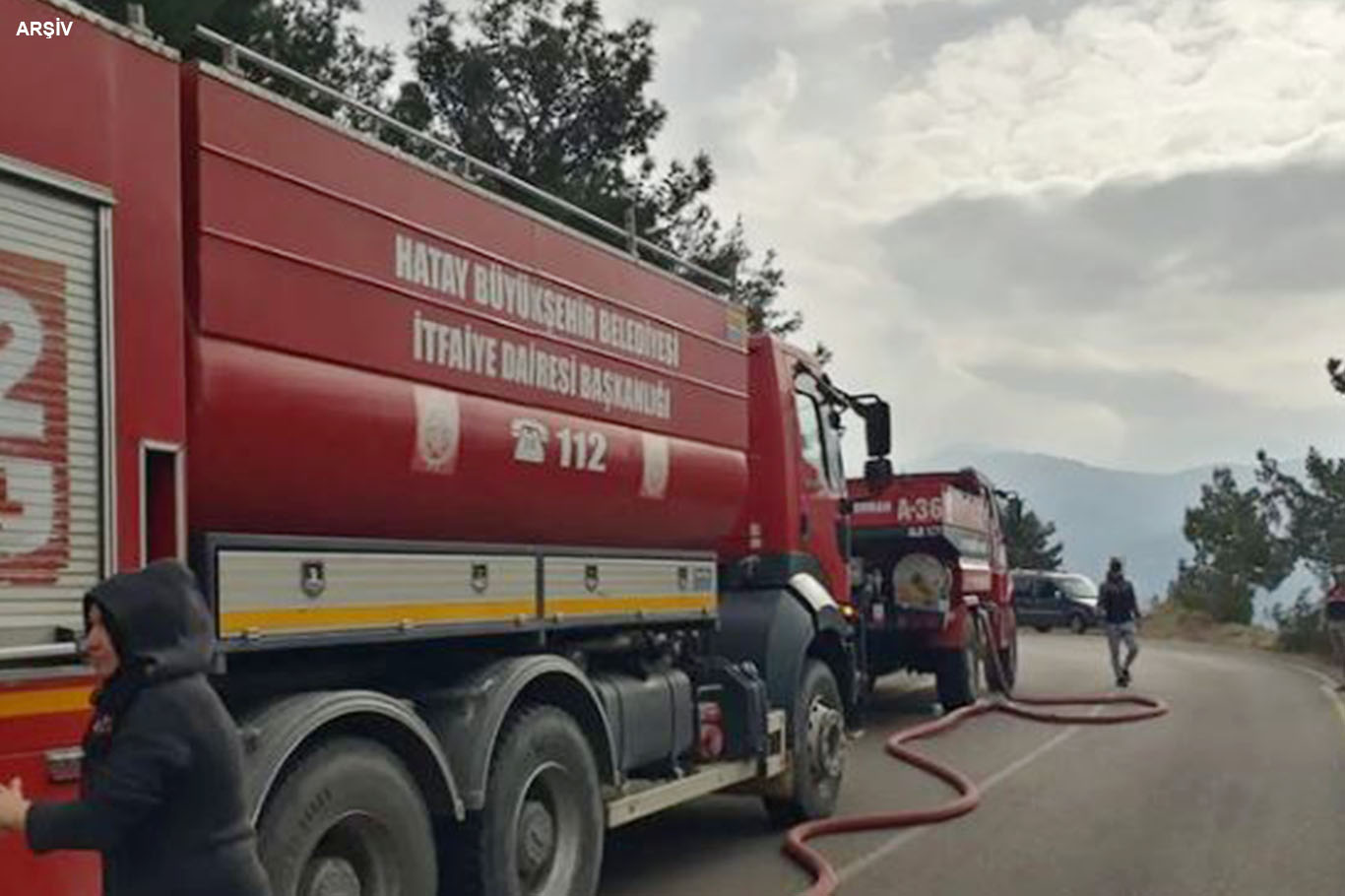 Depremde ağır hasar alan binada yangın