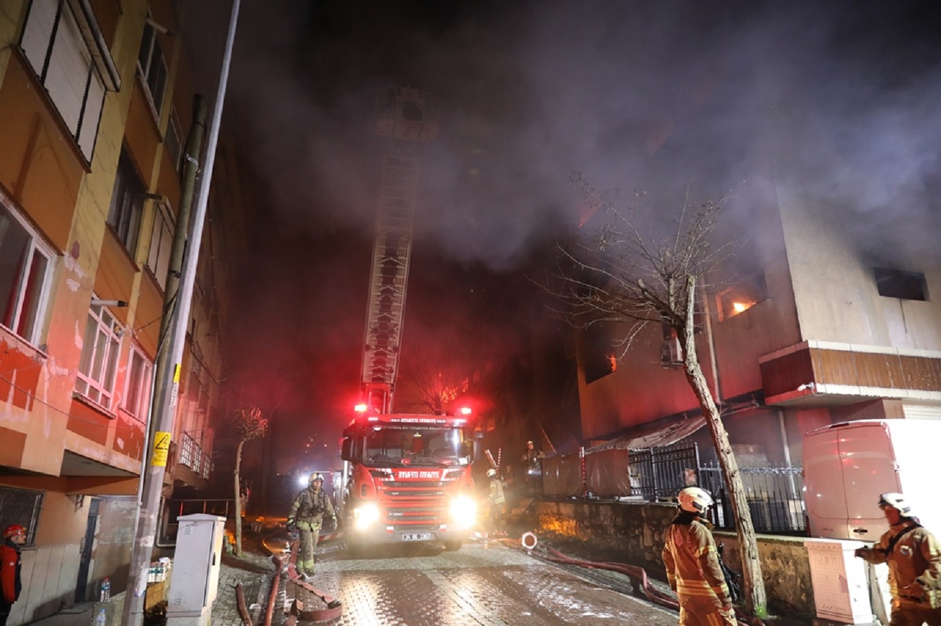 İstanbul'da 3 katlı tarihi binada yangın