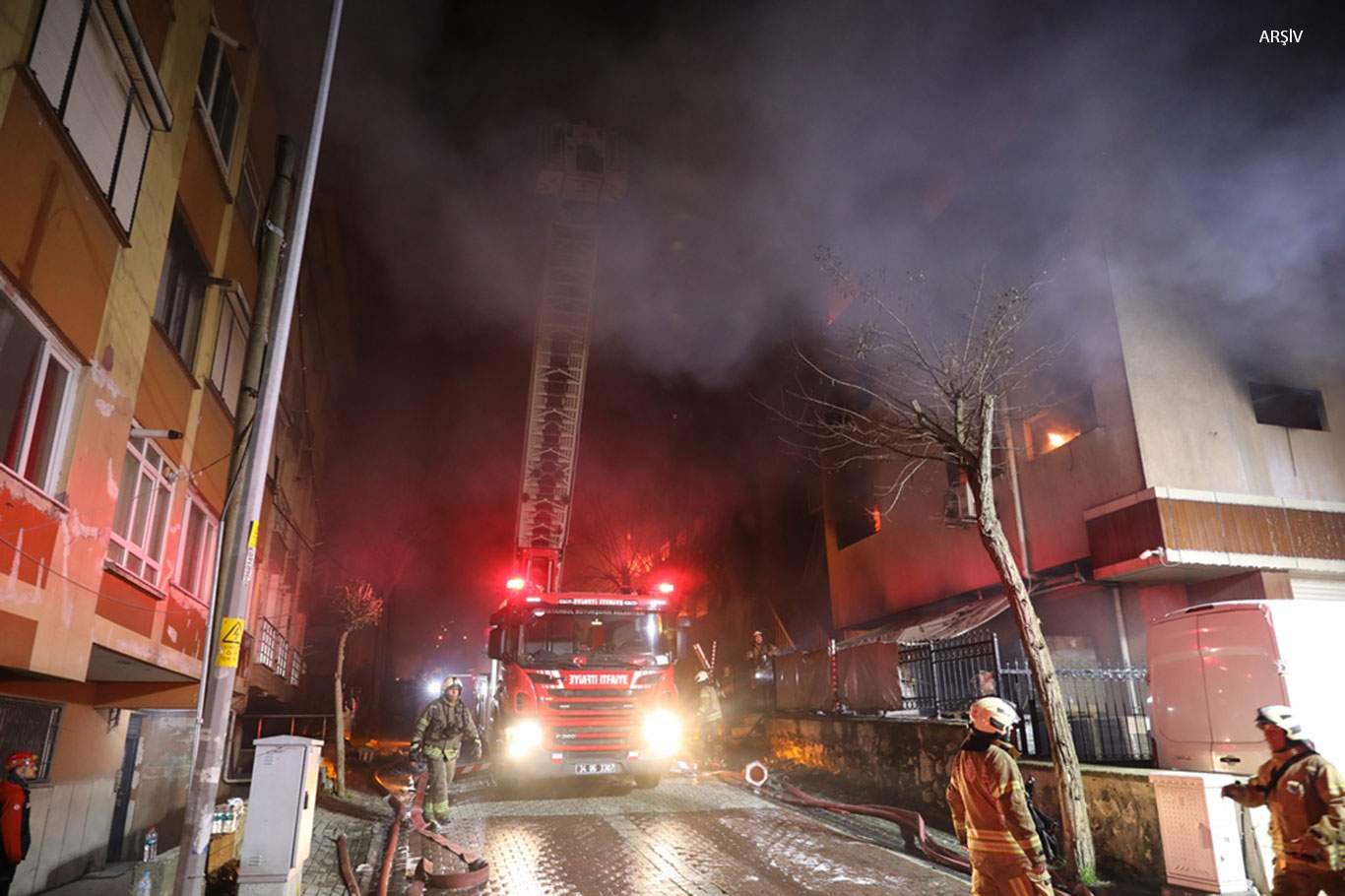 İstanbul'da rezidans yangında 40 kişi mahsur kaldı