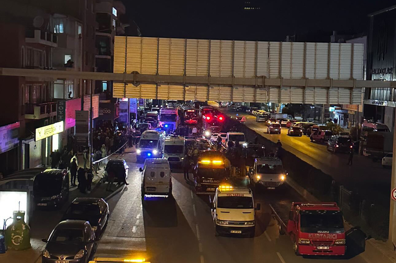 İzmir'de zincirleme kaza: 2 ölü, 7 yaralı