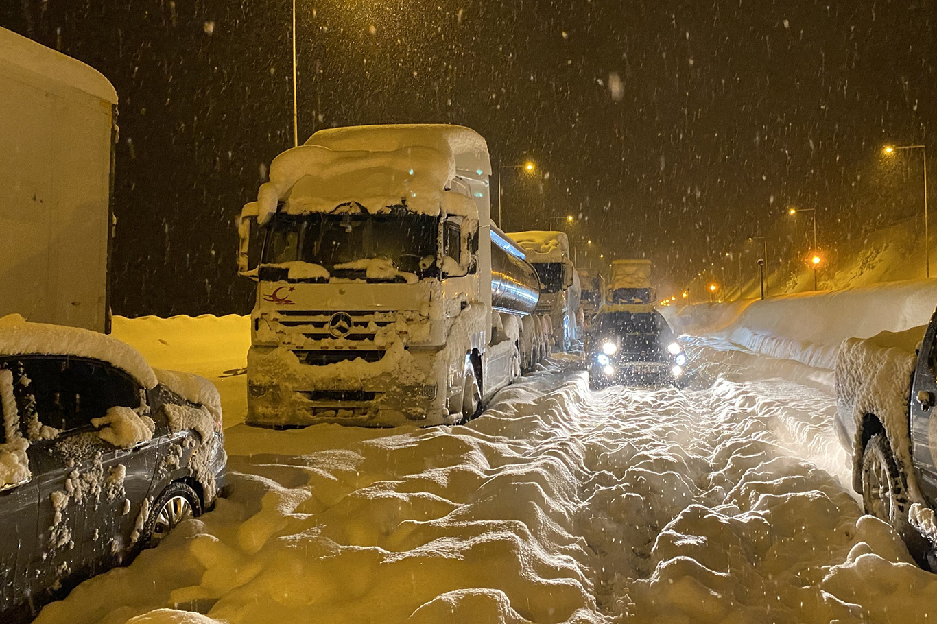 Kars'ta yoğun kar yağışı etkili oluyor