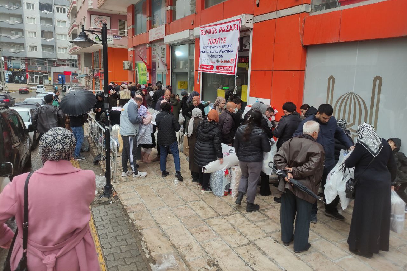 Mardin’de açılışa özel indirim yapan mağazada izdiham yaşandı