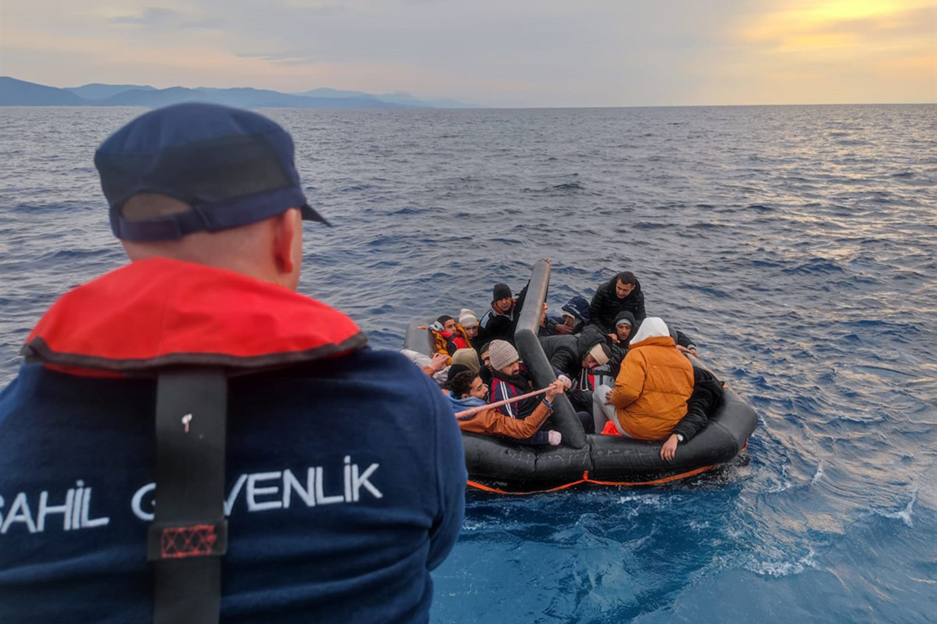 Muğla açıklarında 100 düzensiz göçmen karaya çıkarıldı