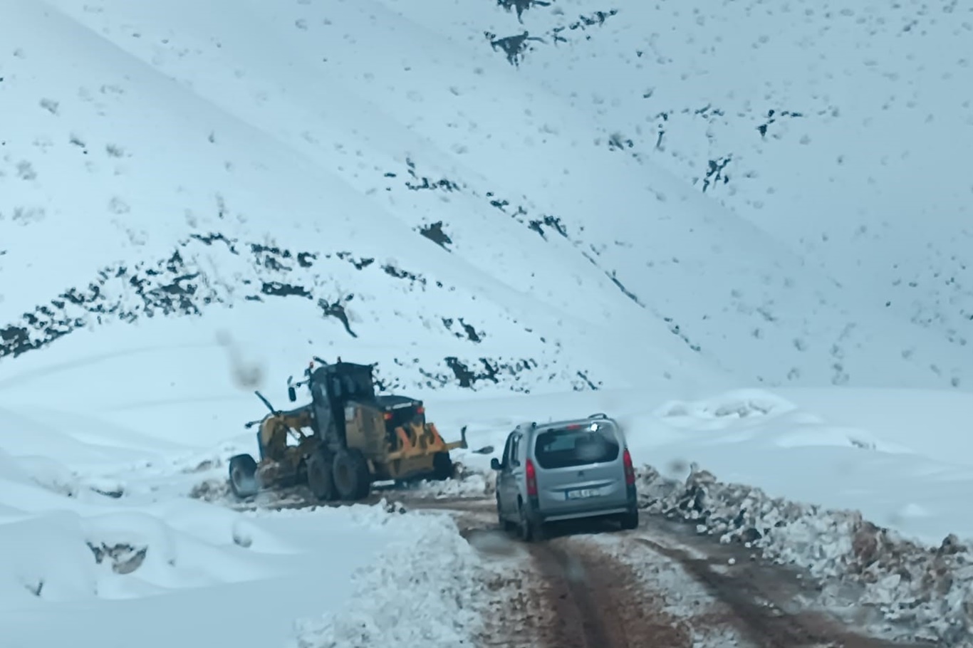 Siirt’te kar ve heyelan ulaşımda aksamalara yol açtı